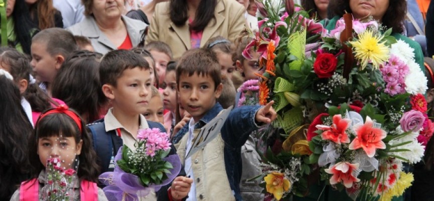 Училищата призовават децата утре да не носят цветя на учителките, а пари за пострадалите райони