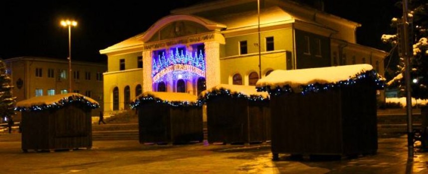 Злосторници разбиха Коледна къщичка от базара в Панагюрище
