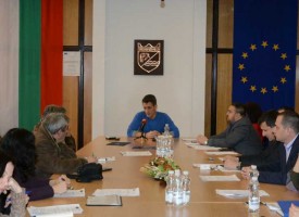 Кметът Тодор Попов връчи удостоверенията за експлоатация на блоковете на „Ст. Караджа“ и „Р. Даскалов“