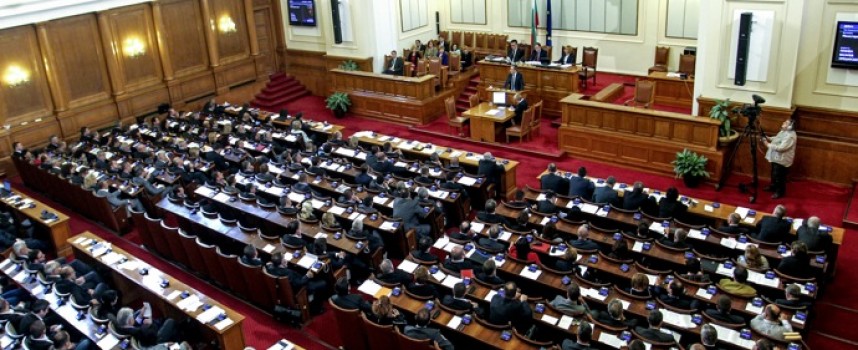 На първо четене: Парламентът прие промени в НК за неизбежна отбрана