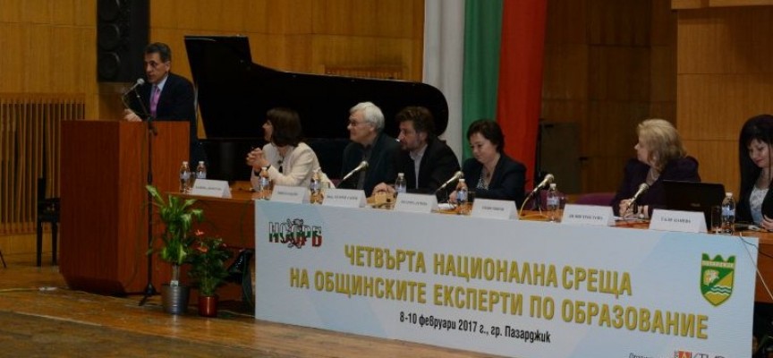 Кметът Тодор Попов приветства участниците в Национална среща на експертите по образование