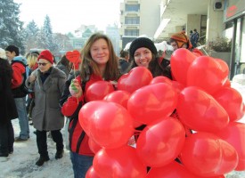 Пазарджик: Валентинки и презервативи за деня на влюбените в центъра