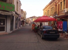 Пазарджиклии: Обърнаха пешеходната зона на паркинг