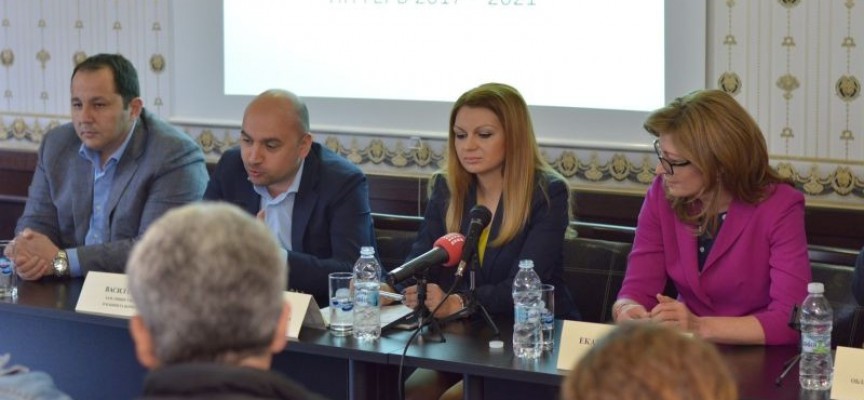 Екатерина Захариева: Нашите опоненти обещават да увеличат плащанията на декар. Ние го направихме