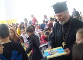 Септември: Началният курс на СУ „Христо Ботев“ получи детски Библии за Великден