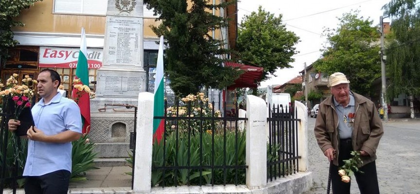 Ветрен: Ветерани и деца почетоха Ботев пред войнишкия паметник