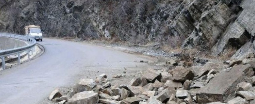 Читателска връзка: Подпорна стена по пътя Пещера – Батак е опасно надвиснала над пътя