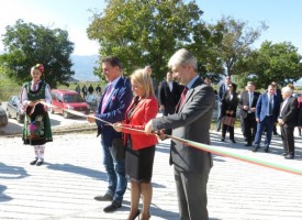 Кметът Тодор Попов, министър Нено Димов и шефката на ПУДОС Ренета Колева резнаха лентата на депото