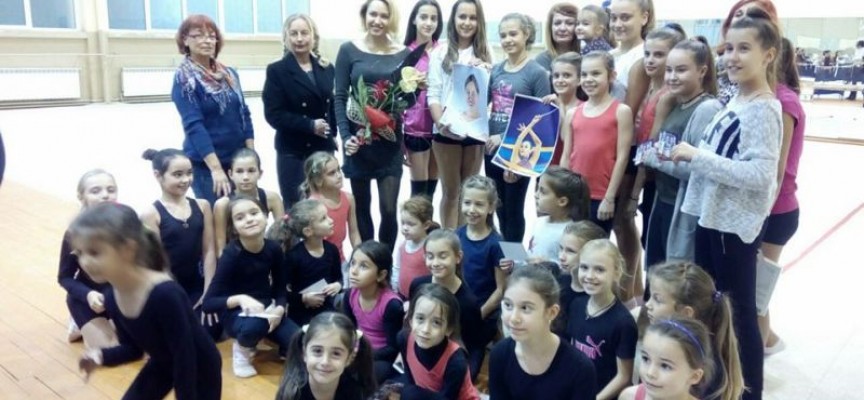 Златната Рени Камберова зарадва фенове в зала „Младост“