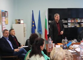 Юлиян Петров дойде на  учителско обсъждане на просветния закон, догодина заплатите не мърдат