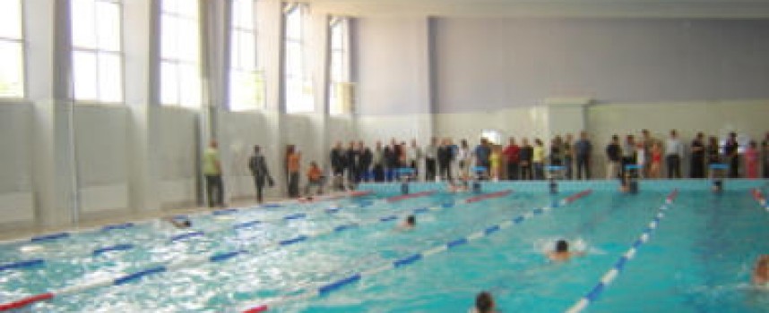 Щафетно плуване в Пазарджик: Състезателите изплуваха над 15 километра