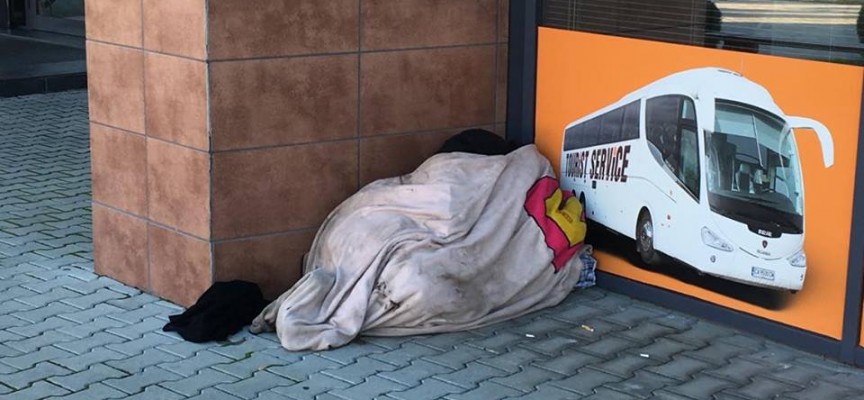 Клошарка не може да замине за Атина, спи на Автогарата