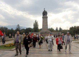 Пазарджишки русофили поднесоха цветя пред Паметника на съветската армия