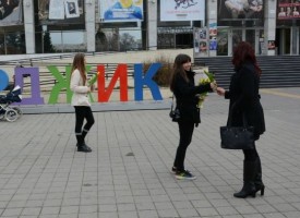 Пазарджик: Кметът подари цветя на 300 пазарджиклийки