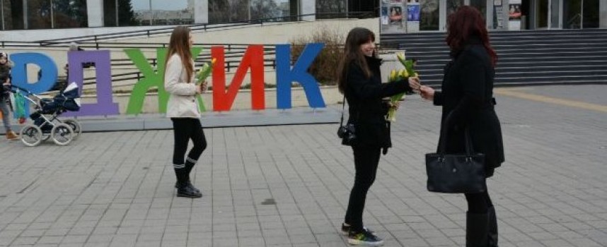Пазарджик: Кметът подари цветя на 300 пазарджиклийки