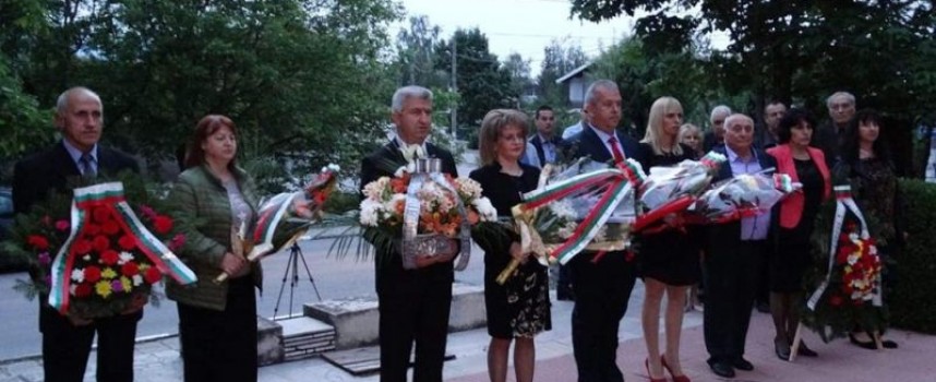 Народният представител от „БСП за България“  Йордан Младенов почете паметта на героите от Април 1876 в село Капитан Димитриево
