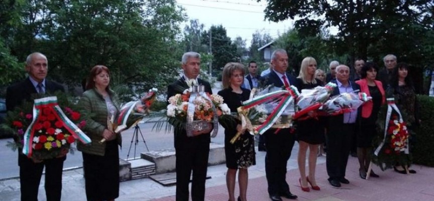 Народният представител от „БСП за България“  Йордан Младенов почете паметта на героите от Април 1876 в село Капитан Димитриево