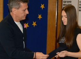Кметът Тодор Попов награди Гергана Павлова и Михаела Златанова за отличия от Държавния шампионат