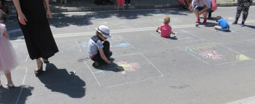 Деца рисуват на асфалта, затвориха бул. „България“, концерт на Тортата