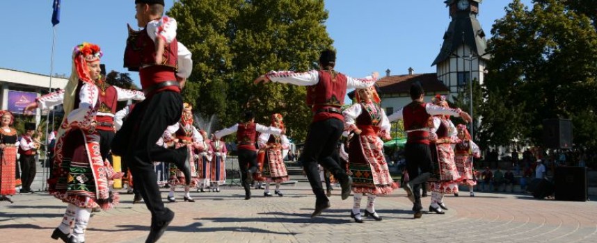 Пазарджик: С пищен концерт на пл. „К.Величков“ посрещнахме 110 г. от обявяването на Независимостта
