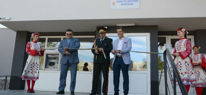 Министър Младен Маринов, губернаторът Стефан Мирев и кметът Тодор Попов откриха обновената сграда на полицията