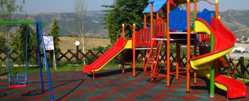 По заповед на комисар Рогачев: Проверяват детските площадки в областта