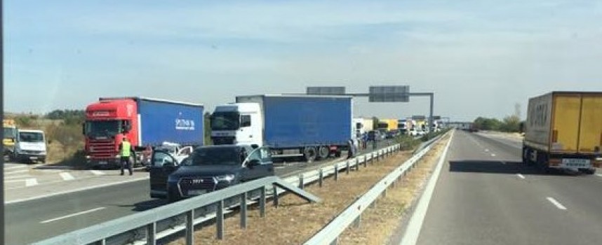 Катастрофа отново задръсти магистралата, 90 км. в посока София