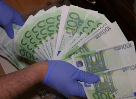 Печатница за фалшиви евробанкноти и долари разкриха в Слънчев бряг