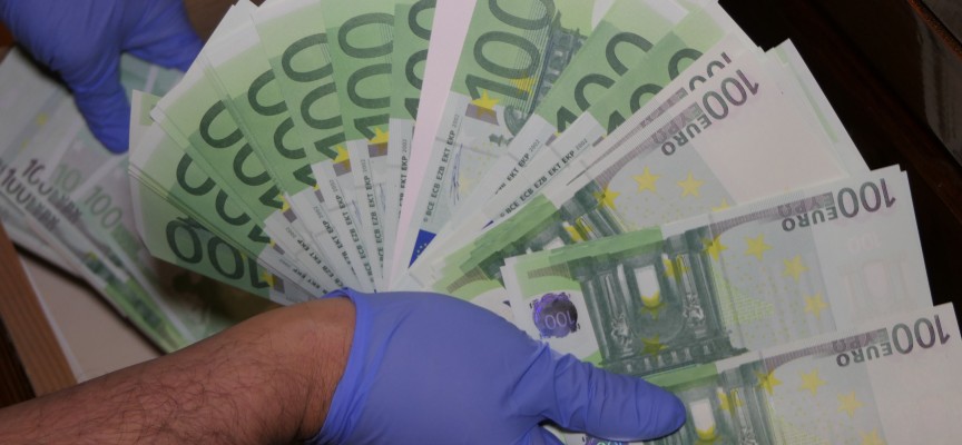Печатница за фалшиви евробанкноти и долари разкриха в Слънчев бряг