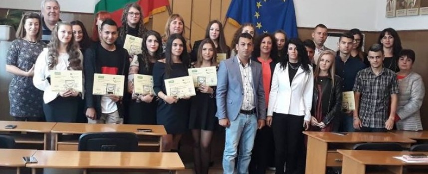 11 гимназисти от Ракитово станаха „мениджъри“ за един ден
