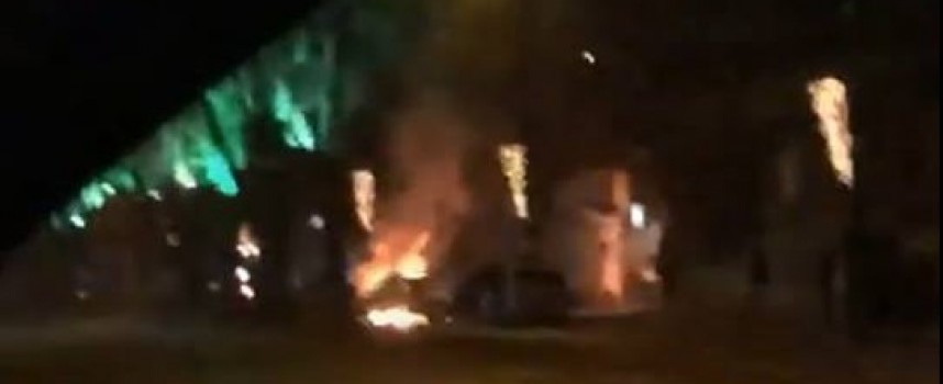 Изгорялата снощи кола е „Ланчия“, горя и винил в двора на Театъра