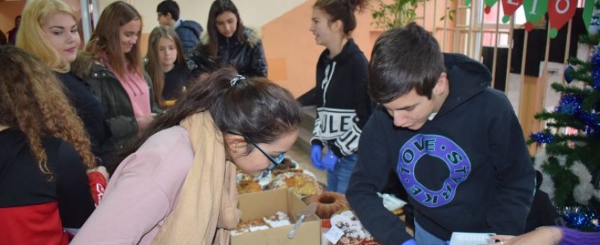 Ученици от ПГИМ събират средства за благотворителност като продават  сладки