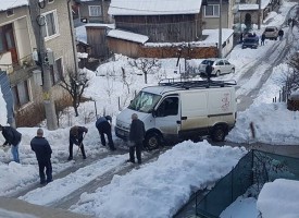 Читателска връзка: Гражданите на Сърница ринат сняг на ръка