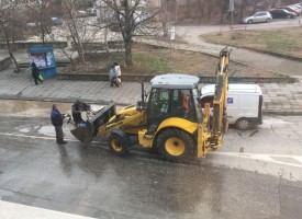 Пазарджик: Спукан водопровод направи море на ул. „Васил Левски“