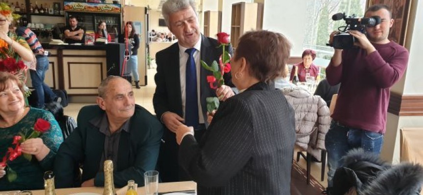Христо Кидиков пя на златните сватби в Пещера, кметът подари на булките червени рози