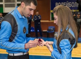 Снощи: Любовно признание и предложение за брак в спортна зала „Васил Левски“