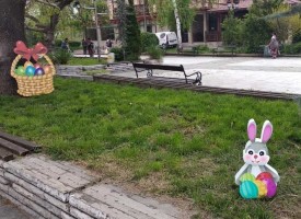 Деца от три детски градини доукрасиха парковете в Брацигово