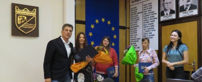 Тодор Попов връчи награди на млади боксьорки и тенисистка от Пазарджик