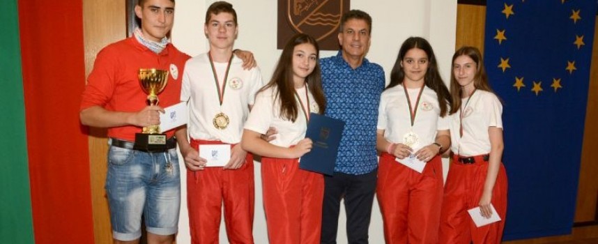 Кметът награди отбора на БМЧК за успеха им в Лозен