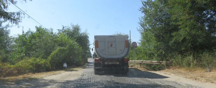 Въпреки забраната: Огромни камиони минават по моста в Бошуля
