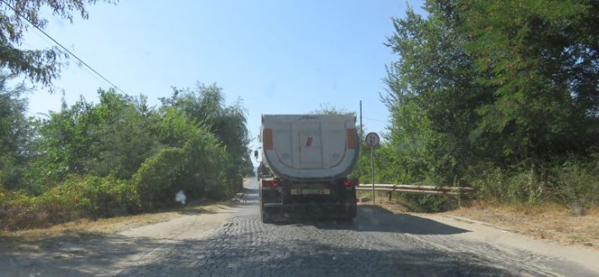 Въпреки забраната: Огромни камиони минават по моста в Бошуля