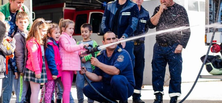 Деца от детска градина „Юрий Гагарин“ гостуваха на пожарникари