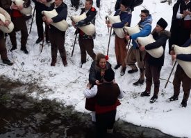 Младеж от Дорково предложи брак на своята любима в ледените води на река Мътница