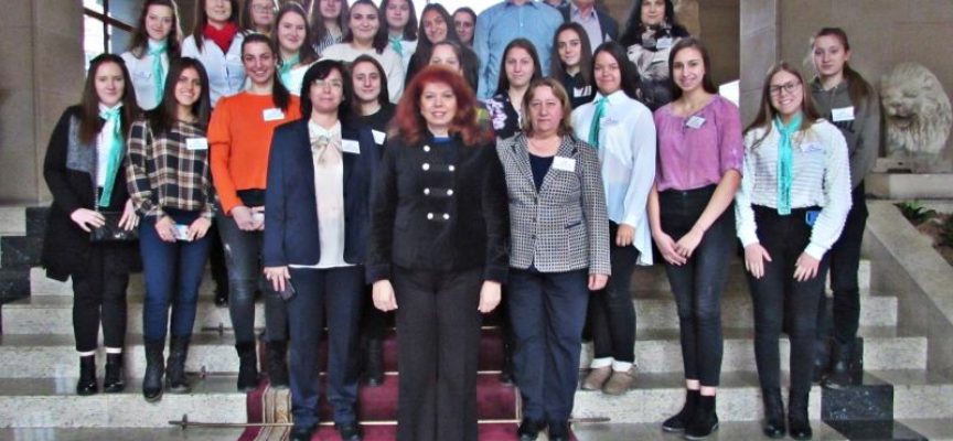 Илияна Йотова посрещна в президентството ученици от село Драгиново