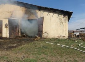 В Синитово: Пожар унищожи 58 кокошки, крава и шест зайци, рухна покрив на обор
