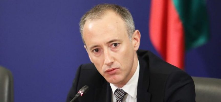 Министър Вълчев: Балове може да има през юни и юли