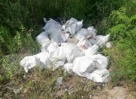 Неизвестен замърси коритото на река Тополница