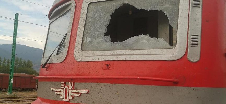 Вандали раниха помощник машинист на гара Септември, камък пръсна челното стъкло на локомотива