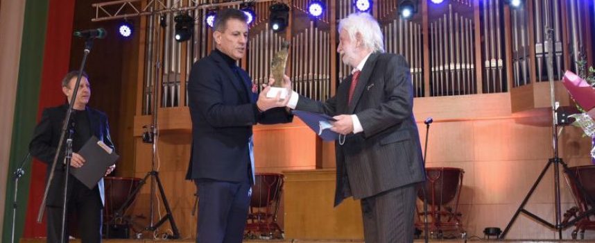 Хари Харалампиев е носителят на голямата награда „Константин Величков“