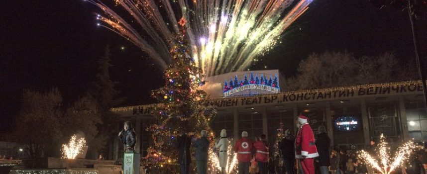 Коледните светлини на елхата блесват в Пазарджик на девети декември